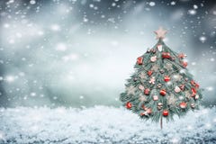 Vintersnöbakgrund med den dekorerade julgranen royaltyfri bild Vintersnöbakgrund med den dekorerade julgranen royaltyfri bild