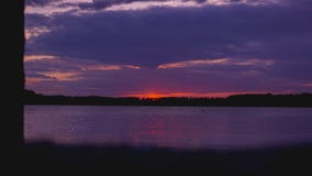 Violetter purpurroter Sonnenuntergang, Oberfl?che Schwarzen Meers unter Himmel lizenzfreie stockfotos Violetter purpurroter Sonnenuntergang, Oberfl?che Schwarzen Meers unter Himmel lizenzfreie stockfotos