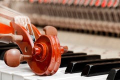 Violin tune chorus head on the piano keys stock photography Violin tune chorus head on the piano keys stock photography
