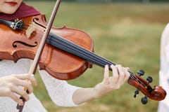 Violinista Woman Mujer joven que toca un violín imágenes de archivo libres de regalías Violinista Woman Mujer joven que toca un violín imágenes de archivo libres de regalías