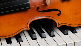 Violon et piano photo libre de droits Violon et piano photo libre de droits