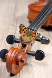 Violín y mariposa en un fondo de madera cuello de un cierre del violín para arriba Concha grande de la mariposa fotos de archivo libres de regalías Violín y mariposa en un fondo de madera cuello de un cierre del violín para arriba Concha grande de la mariposa fotos de archivo libres de regalías