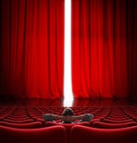 VIP che si siede davanti all'illustrazione rossa della tenda 3d del cinema leggermente aperto fotografia stock VIP che si siede davanti all'illustrazione rossa della tenda 3d del cinema leggermente aperto fotografia stock
