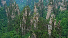 Vippa på upp sikt av av den Zhangjiajie medborgaren Forest Park, Wulingyuan, Kina arkivfilmer Vippa på upp sikt av av den Zhangjiajie medborgaren Forest Park, Wulingyuan, Kina arkivfilmer