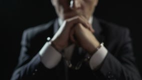 Vire o homem algemado encarcerado para o crime financeiro, punido para a fraude séria Vire o homem algemado encarcerado para o crime financeiro, punido para a fraude séria