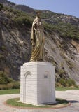 Virgem Maria moderna da estátua perto da casa do Virgin Imagem de Stock Virgem Maria moderna da estátua perto da casa do Virgin Imagem de Stock