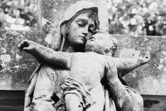 Virgen María con el bebé Jesus Christ en su retro de los brazos diseñado Foto de archivo libre de regalías Virgen María con el bebé Jesus Christ en su retro de los brazos diseñado Foto de archivo libre de regalías