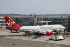 Virgin το ατλαντικό Boeing 747 στην πύλη στο τερματικό 4 στον αερολιμένα JFK στη Νέα Υόρκη στοκ φωτογραφία Virgin το ατλαντικό Boeing 747 στην πύλη στο τερματικό 4 στον αερολιμένα JFK στη Νέα Υόρκη στοκ φωτογραφία