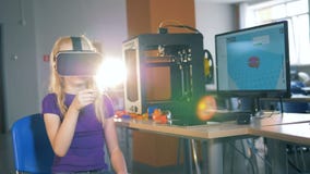 Virtuell verklighetexponeringsglas är slitna vid en flicka, medan spela stock video Virtuell verklighetexponeringsglas är slitna vid en flicka, medan spela stock video
