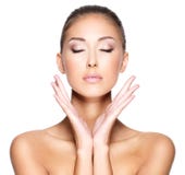 Visage d'une belle jeune femme avec la peau saine photo stock Visage d'une belle jeune femme avec la peau saine photo stock