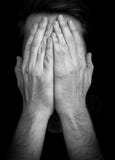 Visage de bâche d'homme d'†de dépression « avec des mains images libres de droits Visage de bâche d'homme d'†de dépression « avec des mains images libres de droits