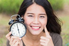 Visage de bébé, fille asiatique mignonne intemporelle de femmes avec le jeune regard de peau image stock Visage de bébé, fille asiatique mignonne intemporelle de femmes avec le jeune regard de peau image stock
