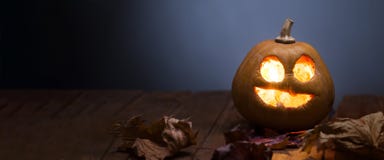 Visage de potiron de Halloween de lanternes de Jack o sur le fond en bois photos libres de droits Visage de potiron de Halloween de lanternes de Jack o sur le fond en bois photos libres de droits