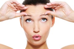 Visage femelle avec des rides sur son front photos libres de droits Visage femelle avec des rides sur son front photos libres de droits