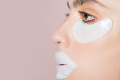Visage haut étroit de femme avec des flocons sous les yeux Corrections sous les yeux étroits pour la femme Plan rapproché d'une j photographie stock Visage haut étroit de femme avec des flocons sous les yeux Corrections sous les yeux étroits pour la femme Plan rapproché d'une j photographie stock