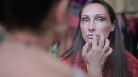 Visagiste robi makeup dla modela, fachowi makeup artysty odcienie model wargi, makeup, fachowy makeup zbiory wideo Visagiste robi makeup dla modela, fachowi makeup artysty odcienie model wargi, makeup, fachowy makeup zbiory wideo