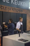 Visitante con un VT Wonen de At The del cocinero y la exposición de Beurs del diseño en el Rai Amsterdam compleja el 2018 holandé fotos de archivo Visitante con un VT Wonen de At The del cocinero y la exposición de Beurs del diseño en el Rai Amsterdam compleja el 2018 holandé fotos de archivo