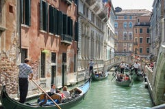 Visite de gondole : canal, palais, bateaux et vieilles maisons de brique à Venise, Italie, l'Europe photographie stock libre de droits Visite de gondole : canal, palais, bateaux et vieilles maisons de brique à Venise, Italie, l'Europe photographie stock libre de droits