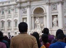Visite de la fontaine de TREVI photos stock Visite de la fontaine de TREVI photos stock