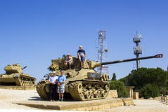 Visiteurs sur Sherman Tank jeté sur le radar de HarAdar salut photo libre de droits Visiteurs sur Sherman Tank jeté sur le radar de HarAdar salut photo libre de droits