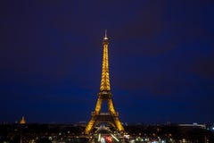 Visiti Eiffel l'icona parigina più famosa alla notte veduta da Trocadero immagine stock libera da diritti Visiti Eiffel l'icona parigina più famosa alla notte veduta da Trocadero immagine stock libera da diritti