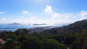 Visión aérea desde de las montañas y el océano sin del punto de vista de Souci, Seychelles 1 metrajes Visión aérea desde de las montañas y el océano sin del punto de vista de Souci, Seychelles 1 metrajes