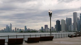 Visión desde el embarcadero de la marina de guerra sobre el horizonte de Chicago - CHICAGO, los E.E.U.U. - 14 DE JUNIO DE 2019 almacen de video Visión desde el embarcadero de la marina de guerra sobre el horizonte de Chicago - CHICAGO, los E.E.U.U. - 14 DE JUNIO DE 2019 almacen de video