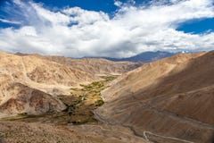 Visión desde el paso de Chang La en Ladakh en la manera a fotos de archivo libres de regalías Visión desde el paso de Chang La en Ladakh en la manera a fotos de archivo libres de regalías
