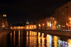 Visión desde el puente azul en el fregadero del río y la bóveda de la catedral de Kazán en la noche St Petersburg, Rusia fotografía de archivo libre de regalías Visión desde el puente azul en el fregadero del río y la bóveda de la catedral de Kazán en la noche St Petersburg, Rusia fotografía de archivo libre de regalías