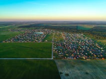 visión desde la altura del pueblo de la cabaña en la puesta del sol Rusia Imagen de archivo libre de regalías visión desde la altura del pueblo de la cabaña en la puesta del sol Rusia Imagen de archivo libre de regalías