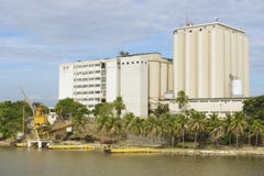 Visión desde la fortaleza de Ozama al edificio industrial en el lado opuesto del río de Ozama en Santo Domingo céntrico foto de archivo Visión desde la fortaleza de Ozama al edificio industrial en el lado opuesto del río de Ozama en Santo Domingo céntrico foto de archivo