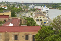 Visión desde la fortaleza de Ozama al lado del río de Ozama en Santo Domingo, República Dominicana fotos de archivo Visión desde la fortaleza de Ozama al lado del río de Ozama en Santo Domingo, República Dominicana fotos de archivo