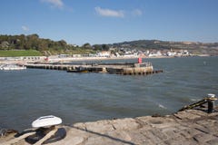 Visión desde la pared Dorset Inglaterra Reino Unido del puerto de Lyme Regis en todavía de la calma un día hermoso en verano Fotografía de archivo libre de regalías Visión desde la pared Dorset Inglaterra Reino Unido del puerto de Lyme Regis en todavía de la calma un día hermoso en verano Fotografía de archivo libre de regalías