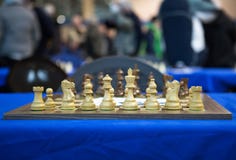 Visión general sobre un tablero de ajedrez antes del torneo imágenes de archivo libres de regalías Visión general sobre un tablero de ajedrez antes del torneo imágenes de archivo libres de regalías