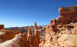 Visión panorámica las formaciones de roca imponentes en Bryce Canyon National Park foto de archivo Visión panorámica las formaciones de roca imponentes en Bryce Canyon National Park foto de archivo