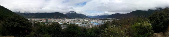 Visión panorámica que pasa por alto la ciudad del bayi del nyingchi imagen de archivo Visión panorámica que pasa por alto la ciudad del bayi del nyingchi imagen de archivo