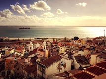 Visión sobre la ciudad - escena hermosa del panorama de la tranquilidad en Lisboa, Portugal imagenes de archivo Visión sobre la ciudad - escena hermosa del panorama de la tranquilidad en Lisboa, Portugal imagenes de archivo