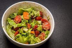 Visión superior Alimento italiano Ensalada vegetal condimentada con pesto Fondo negro imagen de archivo Visión superior Alimento italiano Ensalada vegetal condimentada con pesto Fondo negro imagen de archivo