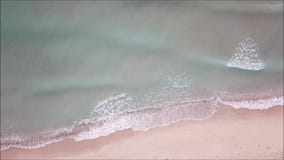 Visi?n superior a?rea desde ondas del mar del abej?n que vuelan con la playa metrajes Visi?n superior a?rea desde ondas del mar del abej?n que vuelan con la playa metrajes