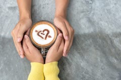 Visión superior con el espacio de la copia Pares en el amor que lleva a cabo las manos con amor del café en la tabla fotografía de archivo Visión superior con el espacio de la copia Pares en el amor que lleva a cabo las manos con amor del café en la tabla fotografía de archivo
