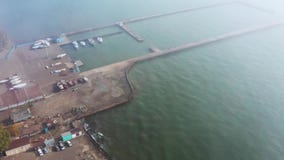 Visión a través de las nubes en el puerto deportivo Visión a través de las nubes en el puerto deportivo