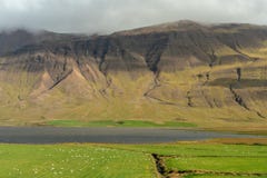 Visión a través del Vatnsdal fértil en Islandia septentrional fotografía de archivo Visión a través del Vatnsdal fértil en Islandia septentrional fotografía de archivo