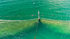Visnetten in het zeewater, luchthommelmening Visnetten in het zeewater, luchthommelmening