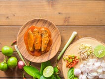 Vissen in tomatensaus met kruidsalade die worden ingeblikt Royalty-vrije Stock Afbeelding Vissen in tomatensaus met kruidsalade die worden ingeblikt Royalty-vrije Stock Afbeelding