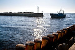Vissersboot die haven ingaan stock afbeeldingen Vissersboot die haven ingaan stock afbeeldingen