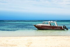 Vissersboot Klaar om in Fiji te varen royalty-vrije stock foto Vissersboot Klaar om in Fiji te varen royalty-vrije stock foto