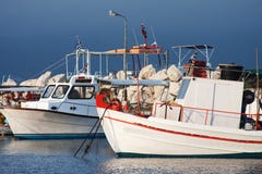 Vissersboten in haven in Zante-stad, Griekenland worden vastgelegd dat royalty-vrije stock fotografie Vissersboten in haven in Zante-stad, Griekenland worden vastgelegd dat royalty-vrije stock fotografie