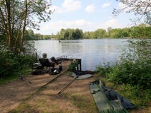 Vissershengelsport aan meerkant in Rickmansworth Aquadrome stock afbeeldingen Vissershengelsport aan meerkant in Rickmansworth Aquadrome stock afbeeldingen