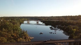 Vista aerea dal fuco che sorvola il ponte dell'arco e del fiume california U.S.A. archivi video Vista aerea dal fuco che sorvola il ponte dell'arco e del fiume california U.S.A. archivi video