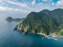 Vista aerea del paesaggio della costa di Wushihbi - uso di vista di occhio di uccelli il fuco alla luce solare luminosa di mattin fotografie stock libere da diritti Vista aerea del paesaggio della costa di Wushihbi - uso di vista di occhio di uccelli il fuco alla luce solare luminosa di mattin fotografie stock libere da diritti